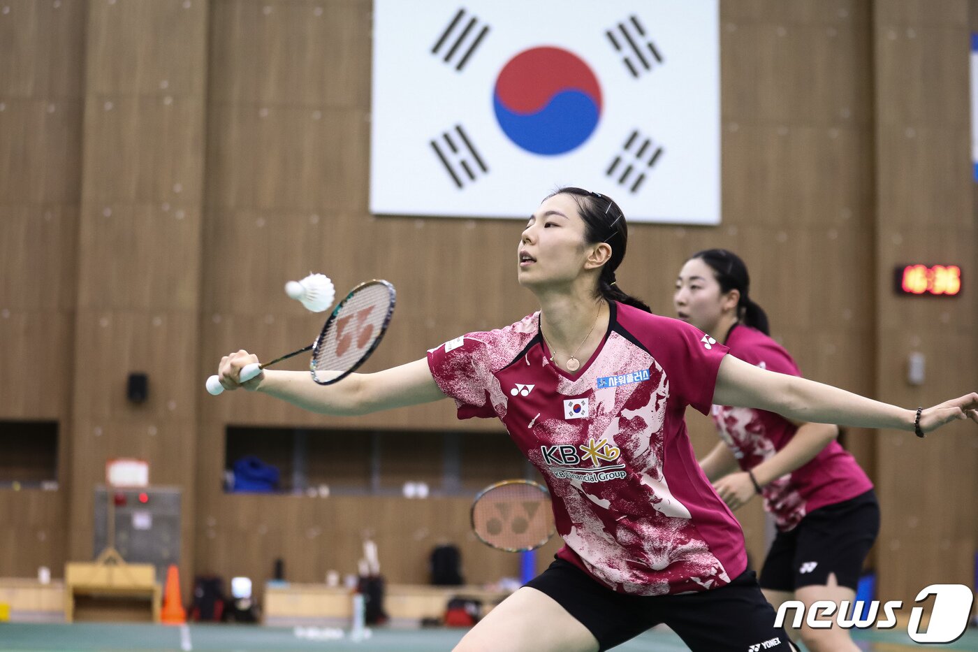 본문 이미지 - 배드민턴 국가대표 여자 복식 김소영, 공희용이 16일 충북 진천 국가대표 선수촌에서 열린 배드민턴 국가대표팀 미디어데이에서 공개 훈련을 하고 있다. 2023.8.16/뉴스1 ⓒ News1 유승관 기자