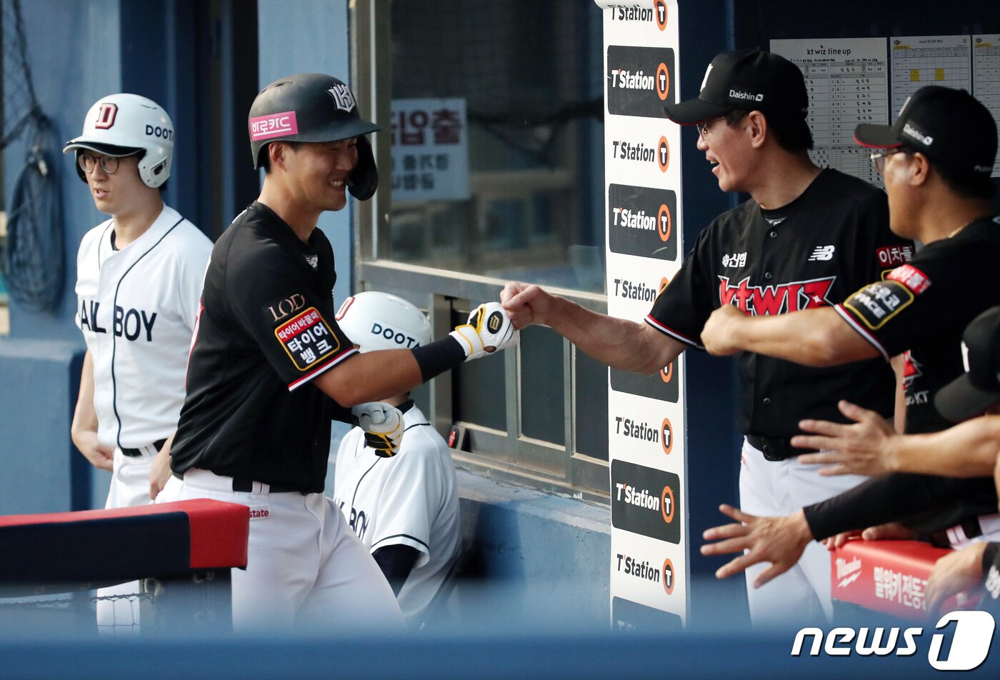 본문 이미지 - 16일 오후 서울 송파구 잠실야구장에서 열린 프로야구 '2023 신한은행 SOL KBO리그' 두산 베어스와 kt 위즈의 경기, 2회초 2사 1루 상황 kt 배정대가 투런홈런을 쏘아올린 뒤 더그아웃에서 이강철 감독에게 축하를 받고 있다. 2023.8.16/뉴스1 ⓒ News1 이동해 기자