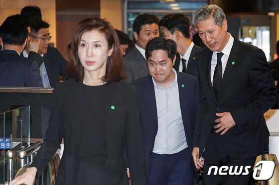 고 노태우 전 대통령의 자녀인 노재헌 동아시아문화센터 원장과 노소영 아트센터 나비관장이 16일 오후 윤석열 대통령 부친 윤기중 연세대 명예교수의 빈소가 마련된 서울 서대문구 세브란스병원 장례식장을 찾아 조문하기 위해 이동하고 있다. 2023.8.16/뉴스1 © News1 사진공동취재단