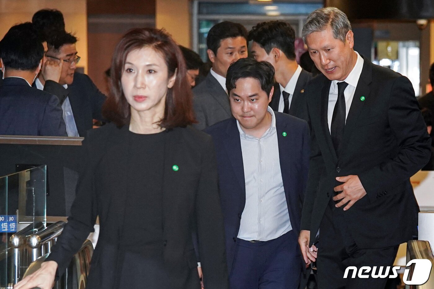 본문 이미지 - 고 노태우 전 대통령의 자녀인 노재헌 동아시아문화센터 원장과 노소영 아트센터 나비관장이 16일 오후 윤석열 대통령 부친 윤기중 연세대 명예교수의 빈소가 마련된 서울 서대문구 세브란스병원 장례식장을 찾아 조문하기 위해 이동하고 있다. 2023.8.16/뉴스1 ⓒ News1 사진공동취재단