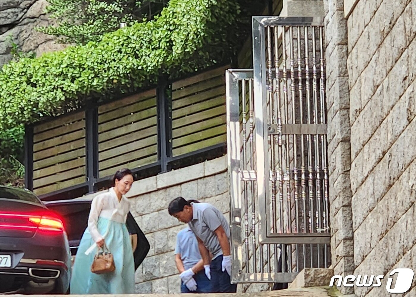 본문 이미지 - 정의선 현대차그룹 회장 부인 정지선 여사가 16일 서울 종로구 청운동 자택에 모습을 드러냈다./뉴스1 윤다혜 기자