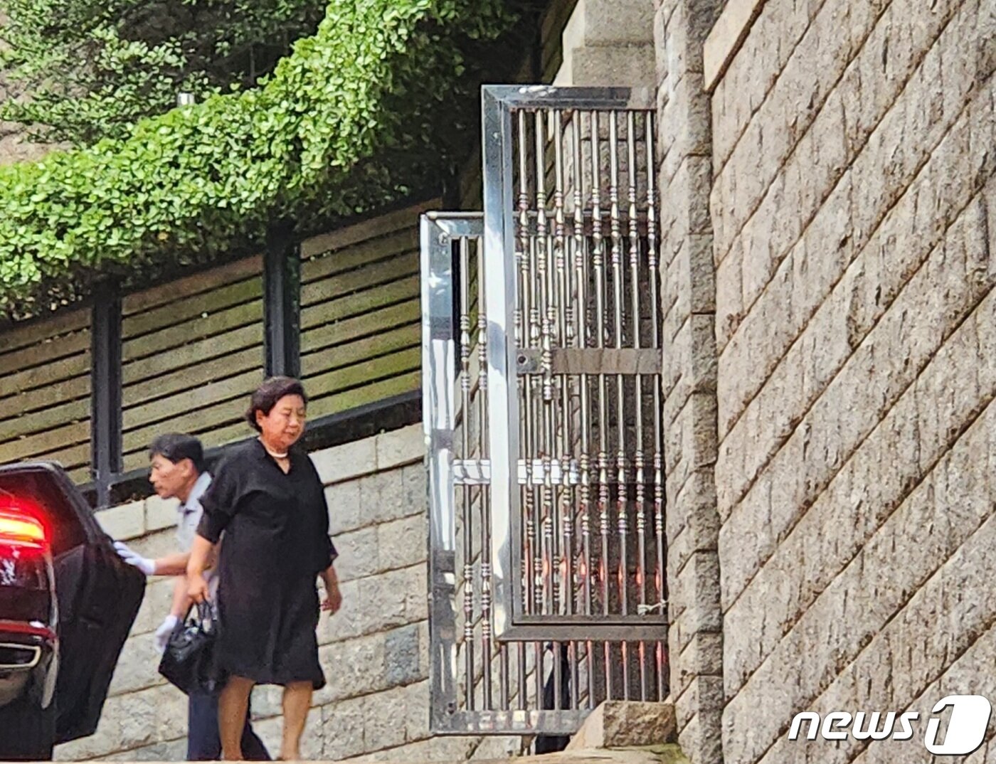 본문 이미지 - 현정은 현대그룹 회장이 16일 오후 서울 종로구 청운동 자택에 입장하고 있다./뉴스1 윤다혜 기자