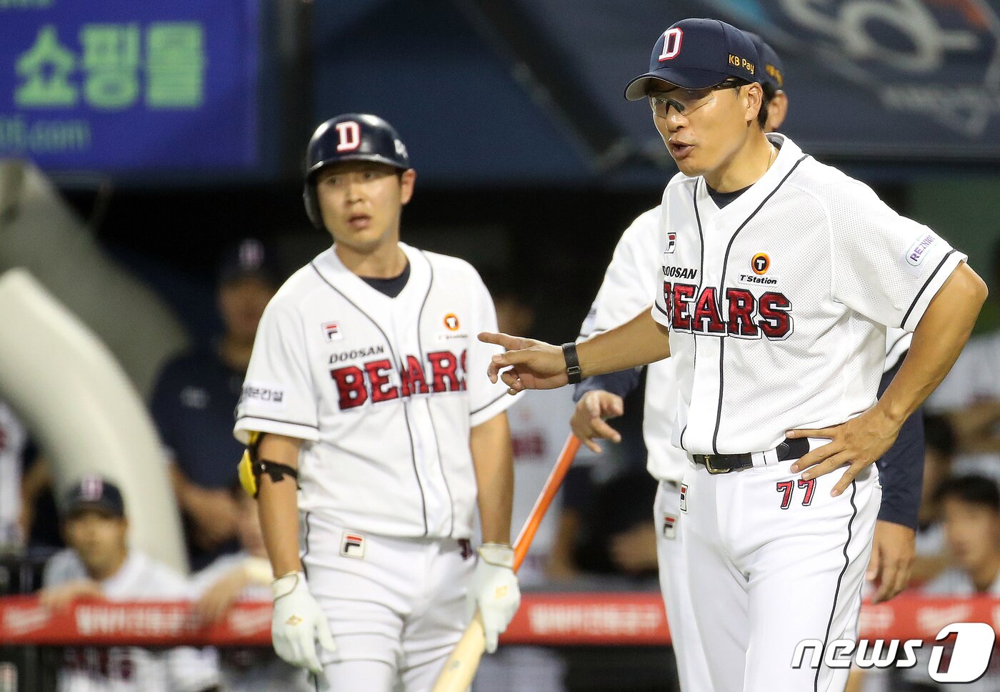 본문 이미지 - 16일 오후 서울 송파구 잠실야구장에서 열린 프로야구 '2023 신한은행 SOL KBO리그' 두산 베어스와 kt 위즈의 경기, 3회말 2사 두산 정수빈의 체크스윙 삼진아웃 판정에 이승엽 감독이 어필하기 위해 그라운드로 나서고 있다. 2023.8.16/뉴스1 ⓒ News1 이동해 기자