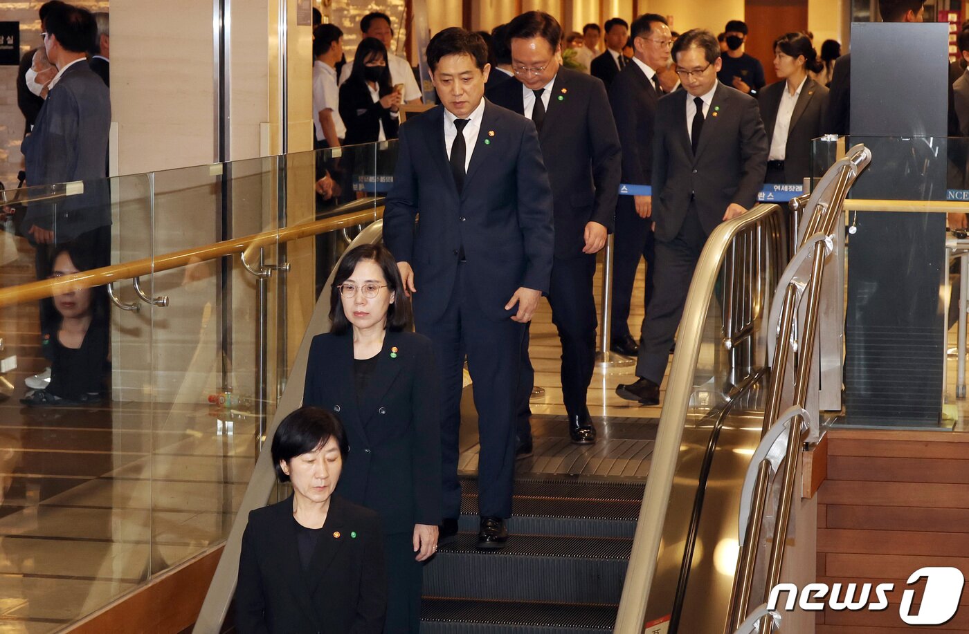 본문 이미지 - 한화진 환경부 장관(앞에서부터), 김현숙 여성가족부 장관, 김주현 금융위원장, 조규홍 보건복지부 장관, 한기정 공정거래위원장 등 국무위원이 16일 윤석열 대통령 부친 윤기중 연세대 명예교수의 빈소가 마련된 서울 서대문구 세브란스병원 장례식장을 찾아 조문하기 위해 이동하고 있다. 2023.8.16/뉴스1 ⓒ News1 사진공동취재단