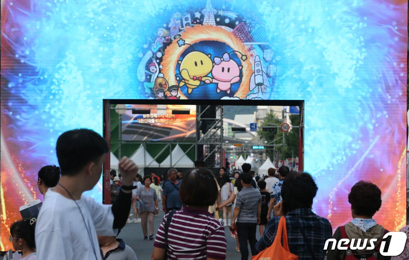 본문 이미지 - 2023년 8월16일 '0시 축제'를 즐기는 방문객 모습 2023.8.16/뉴스1 ⓒ News1 김기태 기자