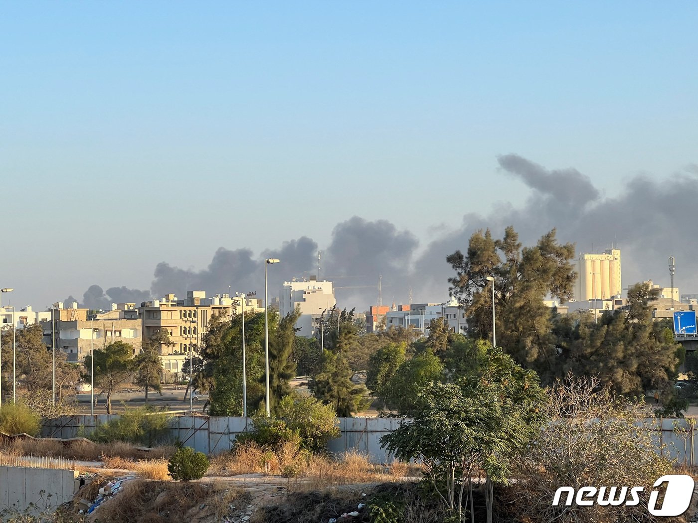 본문 이미지 - 북아프리카 리비아의 수도 트리폴리에서 16일&#40;현지시간&#41; 군벌 세력 간 충돌로 최소 55명이 숨지고 146명이 다쳤다. 23.08.16 ⓒ 로이터=뉴스1 ⓒ News1 김예슬 기자