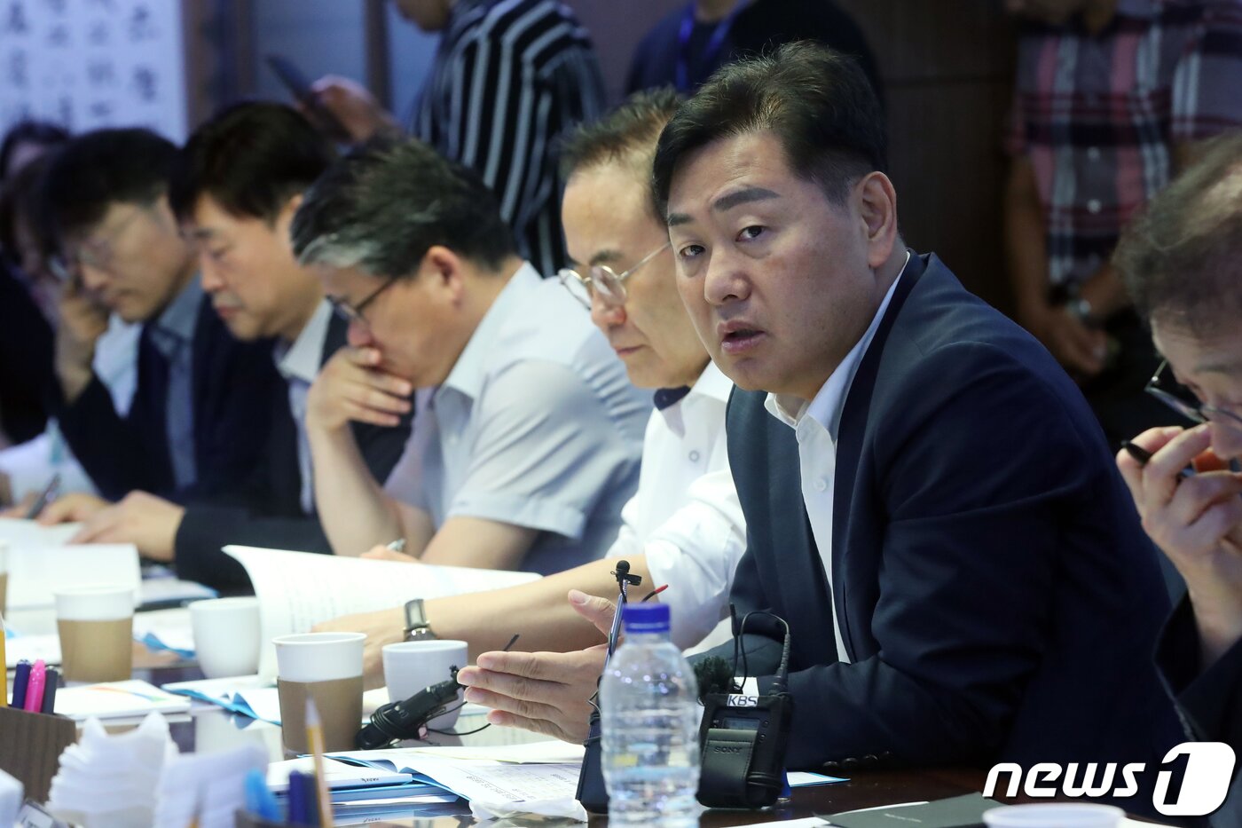 본문 이미지 - 김관영 전북도지사가 17일 오전 서울 여의도 국회 의원회관에서 열린 전북 국회의원 조찬 간담회에서 의원 질의에 답하고 있다. 2023.8.17/뉴스1 ⓒ News1 황기선 기자