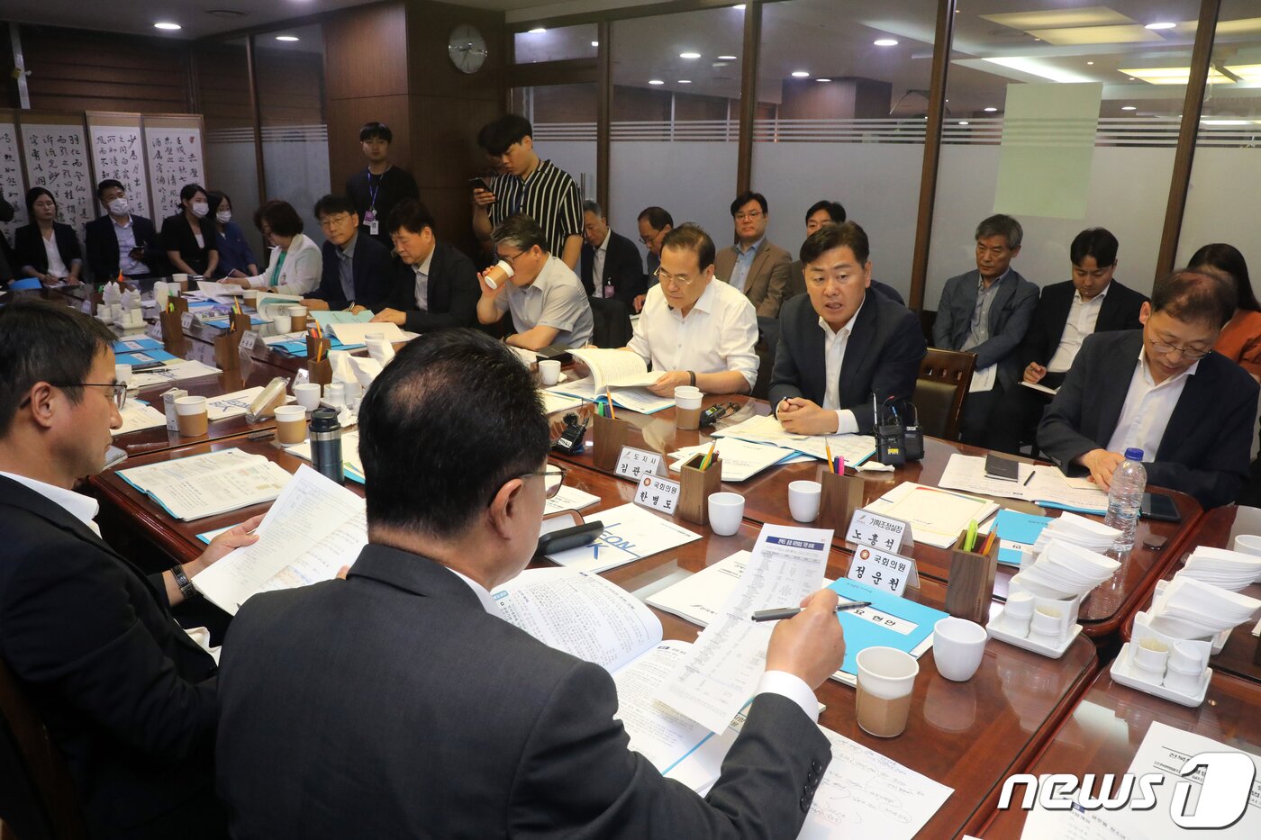 본문 이미지 - 김관영 전북도지사가 17일 오전 서울 여의도 국회 의원회관에서 열린 전북 국회의원 조찬 간담회에서 의원 질의에 답하고 있다. 2023.8.17/뉴스1 ⓒ News1 황기선 기자