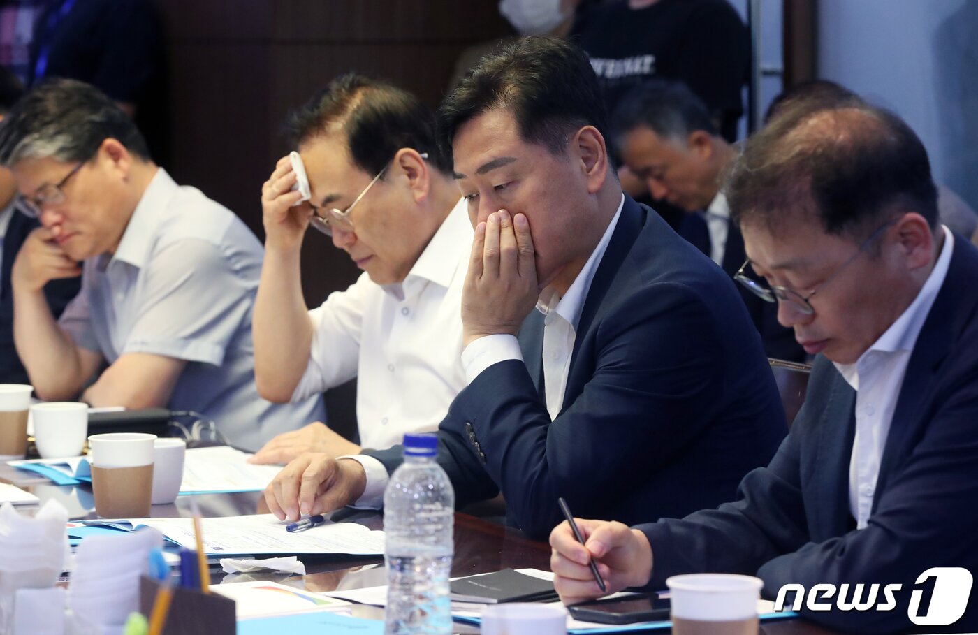 본문 이미지 - 김관영 전북도지사가 17일 오전 서울 여의도 국회 의원회관에서 열린 전북 국회의원 조찬 간담회에서 생각에 잠겨있다. 2023.8.17/뉴스1 ⓒ News1 황기선 기자