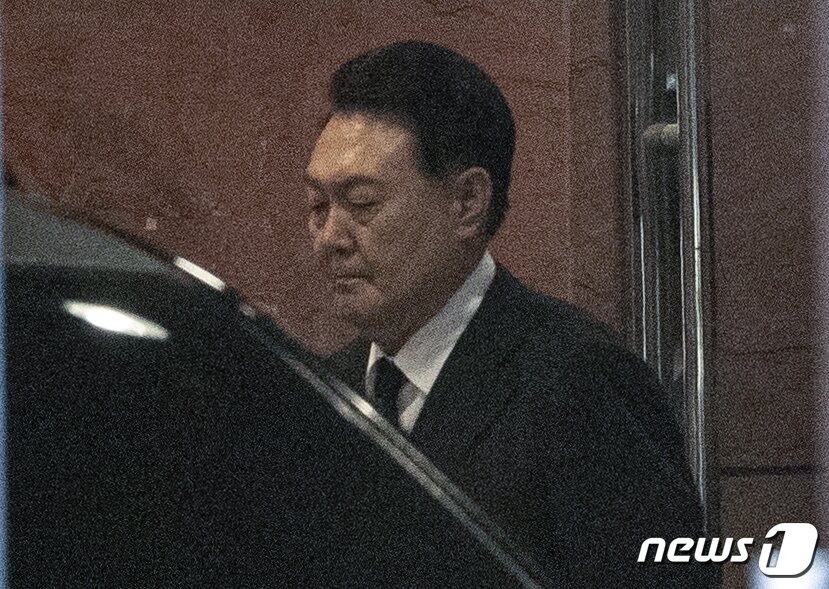 본문 이미지 - 윤석열 대통령이 17일 오전 서울 서대문구 세브란스병원 장례식장에서 열린 부친 윤기중 연세대 명예교수의 발인식을 마치고 운구차량으로 향하고 있다. 2023.8.17/뉴스1 ⓒ News1 이승배 기자