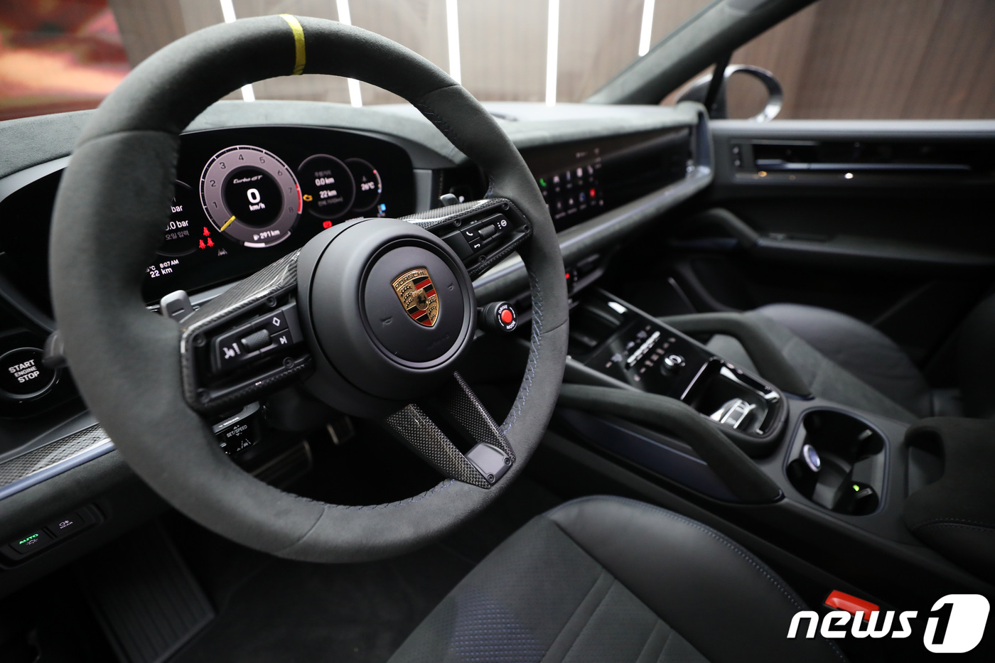 (서울=뉴스1) 김민지 기자 = 포르쉐코리아가 17일 서울 강남구 레스파스 에트나에서 신형 카이엔 모델을 공개했다.신형 카이엔은 베이스 모델과 쿠페, 터보 GT로 출시되며, 더 강 …