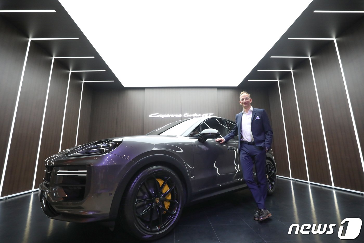 본문 이미지 - 홀가 게어만 포르쉐코리아 대표가 17일 서울 강남구 레스파스 에트나에서 신형 카이엔 터보 GT 모델을 선보이고 있다. 2023.8.17/뉴스1 ⓒ News1 김민지 기자
