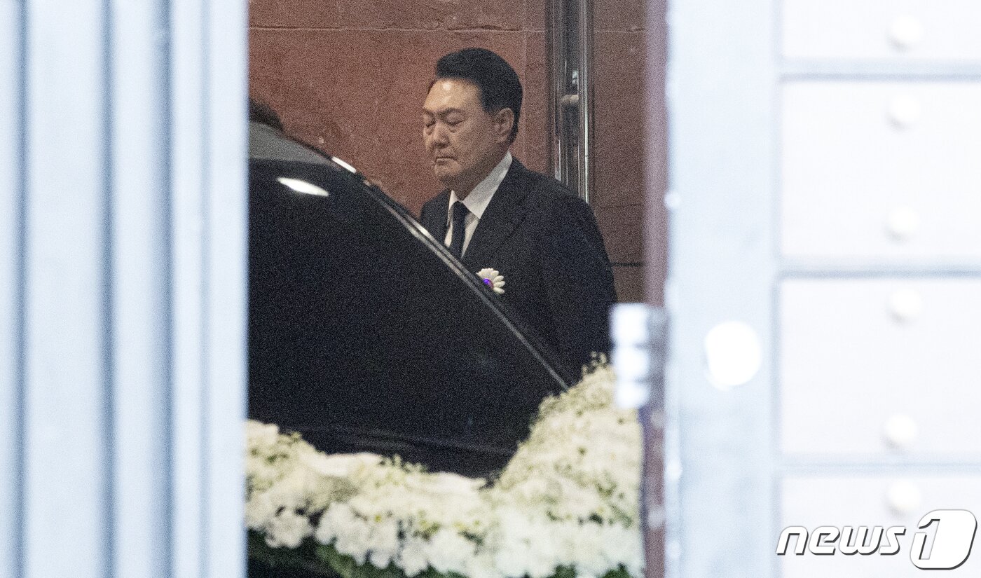 본문 이미지 - 윤석열 대통령이 17일 오전 서울 서대문구 세브란스병원 장례식장에서 열린 부친 윤기중 연세대 명예교수의 발인식을 마치고 운구차량으로 향하고 있다. 2023.8.17/뉴스1 ⓒ News1 이승배 기자