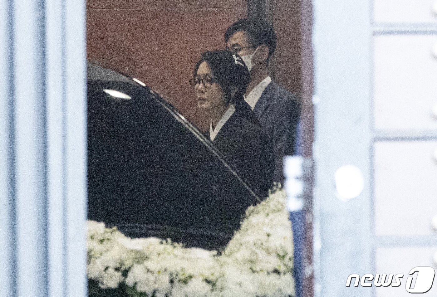 본문 이미지 - 윤석열 대통령의 부인 김건희 여사가 17일 오전 서울 서대문구 세브란스병원 장례식장에서 열린 윤 대통령의 부친 윤기중 연세대 명예교수의 발인식을 마치고 운구차량으로 향하고 있다. 2023.8.17/뉴스1 ⓒ News1 이승배 기자