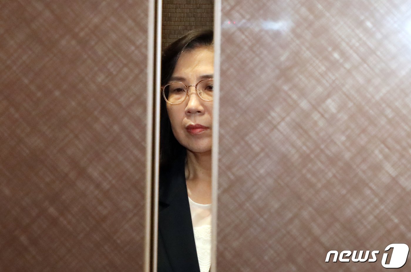 본문 이미지 - 김현숙 여성가족부 장관이 17일 오전 서울 종로구 세종대로 정부서울청사로 출근해 승강기에 올라 있다. 2023.8.17/뉴스1 ⓒ News1 김명섭 기자