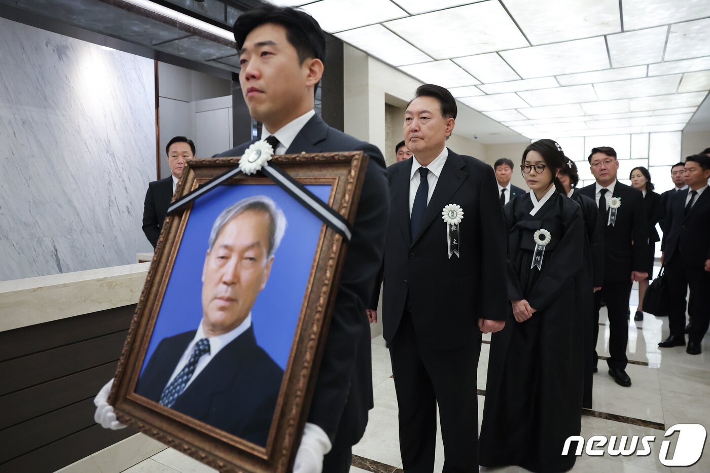 본문 이미지 - 17일 서울 서대문구 신촌세브란스병원 장례식장에서 윤석열 대통령과 김건희 여사가 참석한 가운데 고(故) 윤기중 연세대 명예교수의 발인제가 엄수되고 있다. (대통령실 제공) 2023.8.17/뉴스1 ⓒ News1 오대일 기자