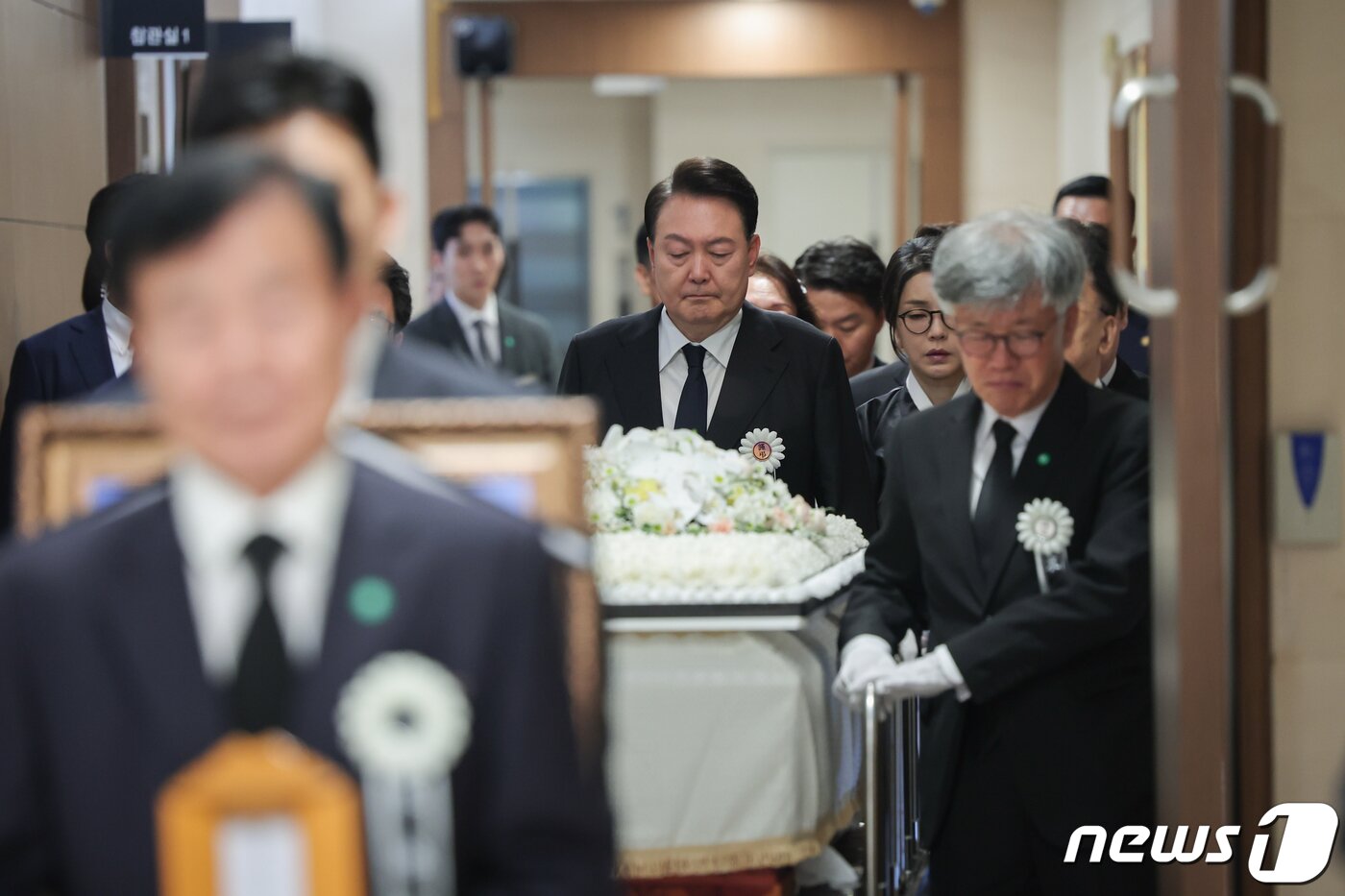 본문 이미지 - 윤석열 대통령과 김건희 여사가 17일 서울 서대문구 신촌세브란스병원 장례식장에서 엄수된 고(故) 윤기중 연세대 명예교수의 발인제에서 고인의 운구행렬을 따르고 있다. (대통령실 제공) 2023.8.17/뉴스1 ⓒ News1 오대일 기자