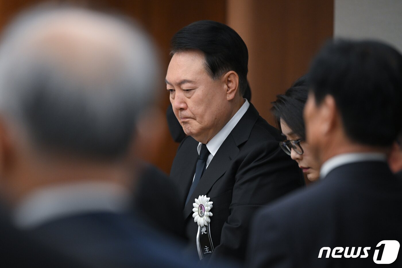 본문 이미지 - 윤석열 대통령이 17일 서울 서대문구 신촌세브란스병원 장례식장에서 엄수된 고(故) 윤기중 연세대 명예교수의 발인제에서 침통한 표정을 짓고 있다. (대통령실 제공) 2023.8.17/뉴스1 ⓒ News1 오대일 기자