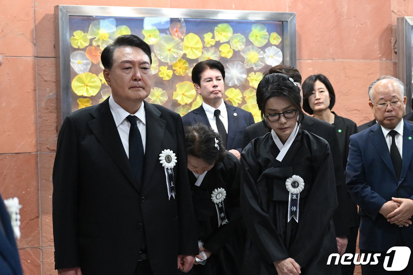 본문 이미지 - 윤석열 대통령과 김건희 여사가 17일 서울 서대문구 신촌세브란스병원 장례식장에서 엄수된 고(故) 윤기중 연세대 명예교수의 발인제에서 침통한 표정을 짓고 있다. (대통령실 제공) 2023.8.17/뉴스1 ⓒ News1 오대일 기자