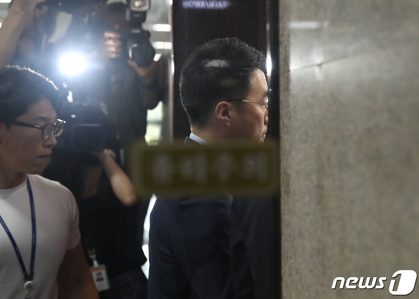 본문 이미지 - 김남국 무소속 의원이 17일 오전 서울 여의도 국회에서 열린 윤리특별위원회 제1소위원회 회의에 출석하고 있다. 2023.8.17/뉴스1 ⓒ News1 임세영 기자
