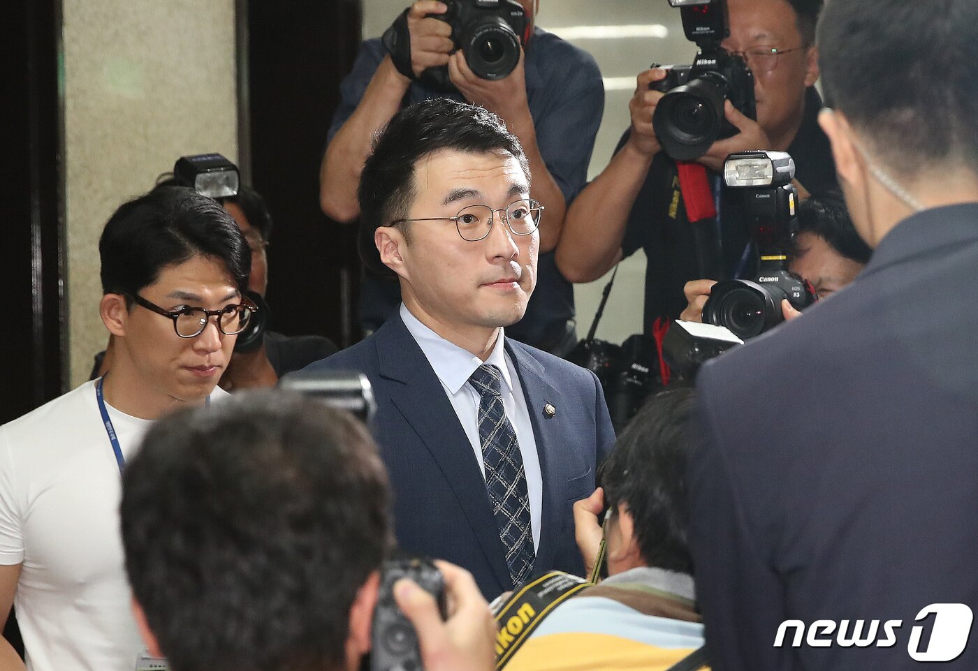 본문 이미지 - 김남국 무소속 의원이 17일 오전 서울 여의도 국회에서 열린 윤리특별위원회 제1소위원회 회의에 출석하고 있다. 2023.8.17/뉴스1 ⓒ News1 임세영 기자