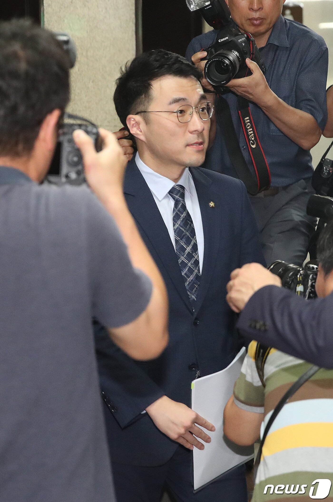 본문 이미지 - 김남국 무소속 의원이 17일 오전 서울 여의도 국회에서 열린 윤리특별위원회 제1소위원회 회의에 출석하고 있다.  2023.8.17/뉴스1 ⓒ News1 임세영 기자