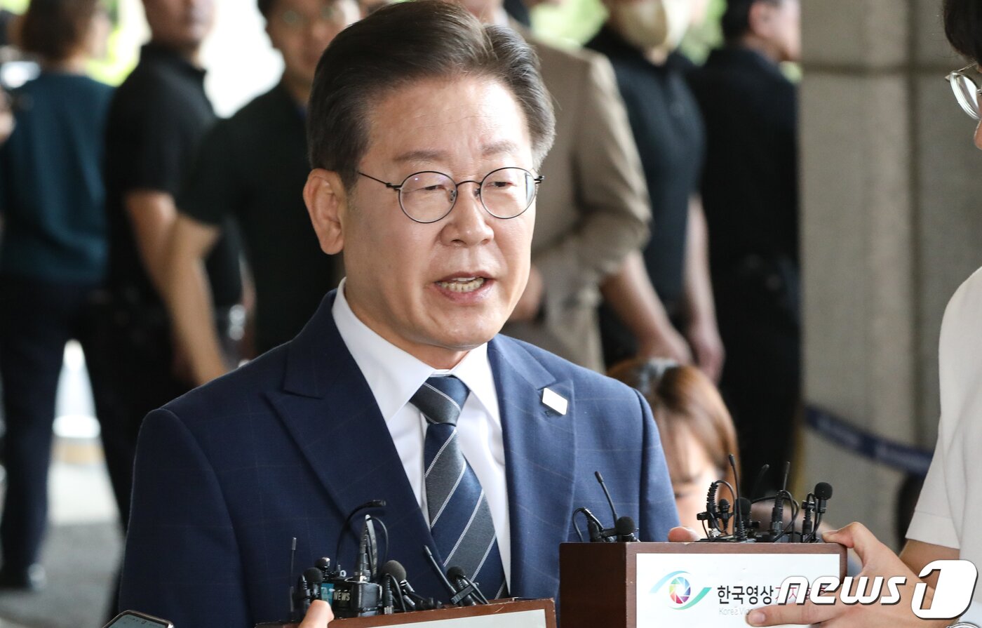 본문 이미지 - 이재명 더불어민주당 대통령 후보가 당 대표 시절 백현동 개발 비리 의혹 관련 조사를 받기 위해 서울 서초구 서울중앙지방검찰청에 출석하고 있다. 2023.8.17/뉴스1 ⓒ News1 허경 기자