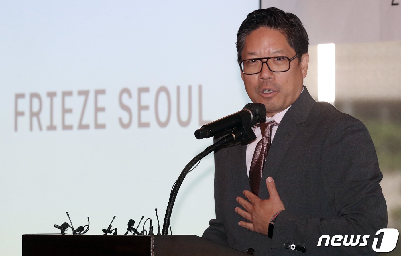 본문 이미지 - 패트릭 리 프리즈 서울 디렉터가 17일 서울 중구 웨스틴조선호텔에서 열린 키아프-프리즈 서울 2023 동시 기자간담회에서 인사말을 하고 있다. 키아프-프리즈 서울 2023은 아시아 최대 규모의 국제 아트페어로 키아프 서울은 9월 6일부터 10일까지, 프리즈 서울은 9월 6일부터 9일까지 코엑스에서 개최된다. 2023.8.17/뉴스1 ⓒ News1 김성진 기자