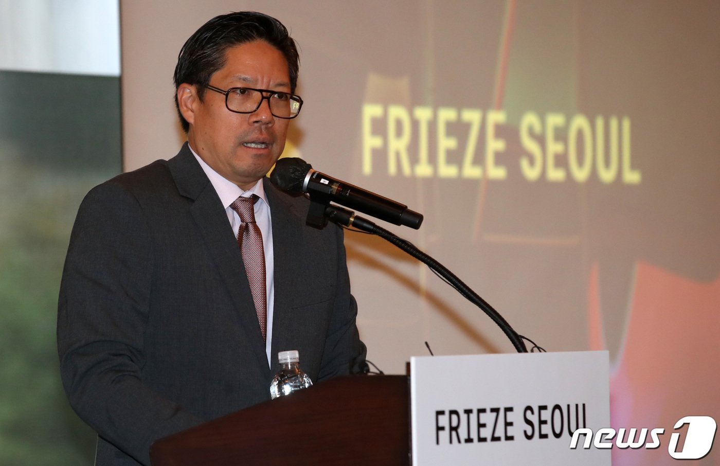 본문 이미지 - 패트릭 리 프리즈 서울 디렉터가 17일 서울 중구 웨스틴조선호텔에서 열린 키아프-프리즈 서울 2023 동시 기자간담회에서 프레젠테이션을 하고 있다. 키아프-프리즈 서울 2023은 아시아 최대 규모의 국제 아트페어로 키아프 서울은 9월 6일부터 10일까지, 프리즈 서울은 9월 6일부터 9일까지 코엑스에서 개최된다. 2023.8.17/뉴스1 ⓒ News1 김성진 기자
