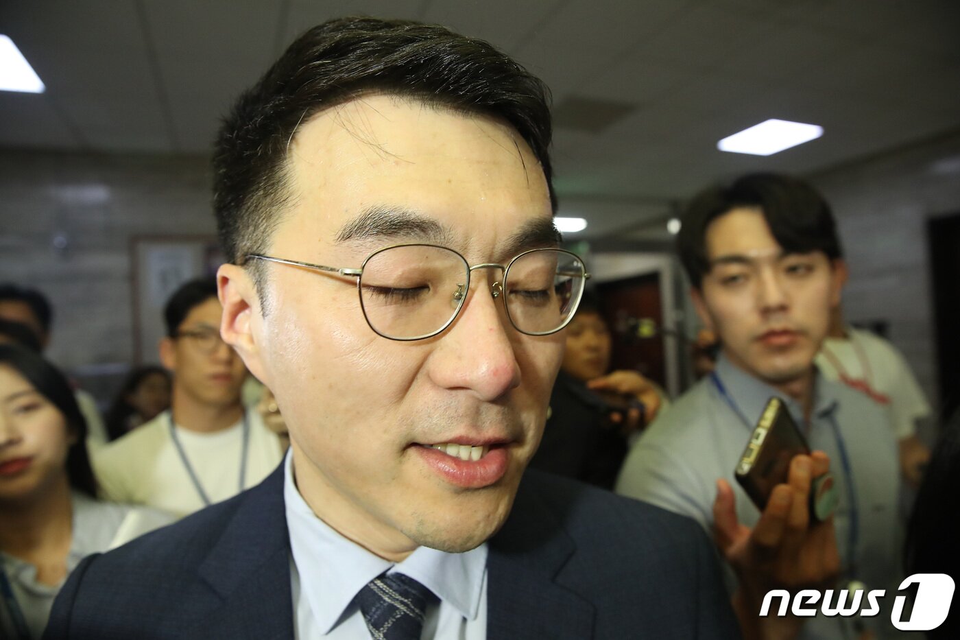 본문 이미지 - 김남국 무소속 의원이 17일 오전 서울 여의도 국회에서 열린 윤리특별위원회 제1소위원회 회의를 마치고 취재진의 질문에 답하고 있다. 이날 김 의원은 윤리특위에 출석해 거액의 가상화폐 보유 및 상임위 도중 거래 의혹에 대해 직접 소명했다. 2023.8.17/뉴스1 ⓒ News1 임세영 기자