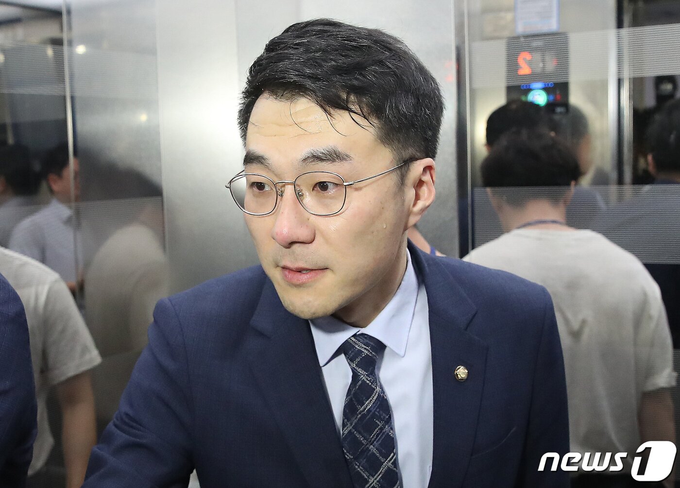 본문 이미지 - 김남국 무소속 의원이 17일 오전 서울 여의도 국회에서 열린 윤리특별위원회 제1소위원회 회의를 마치고 승강기에 오르고 있다. 이날 김 의원은 윤리특위에 출석해 거액의 가상화폐 보유 및 상임위 도중 거래 의혹에 대해 직접 소명했다. 2023.8.17/뉴스1 ⓒ News1 임세영 기자