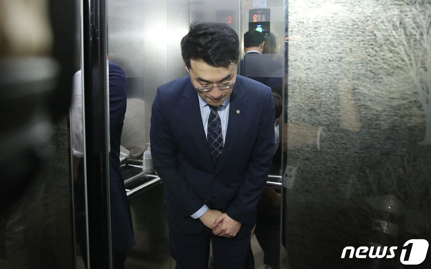 본문 이미지 - 김남국 무소속 의원이 17일 오전 서울 여의도 국회에서 열린 윤리특별위원회 제1소위원회 회의를 마치고 고개 숙여 인사하고 있다. 이날 김 의원은 윤리특위에 출석해 거액의 가상화폐 보유 및 상임위 도중 거래 의혹에 대해 직접 소명했다. 2023.8.17/뉴스1 ⓒ News1 임세영 기자