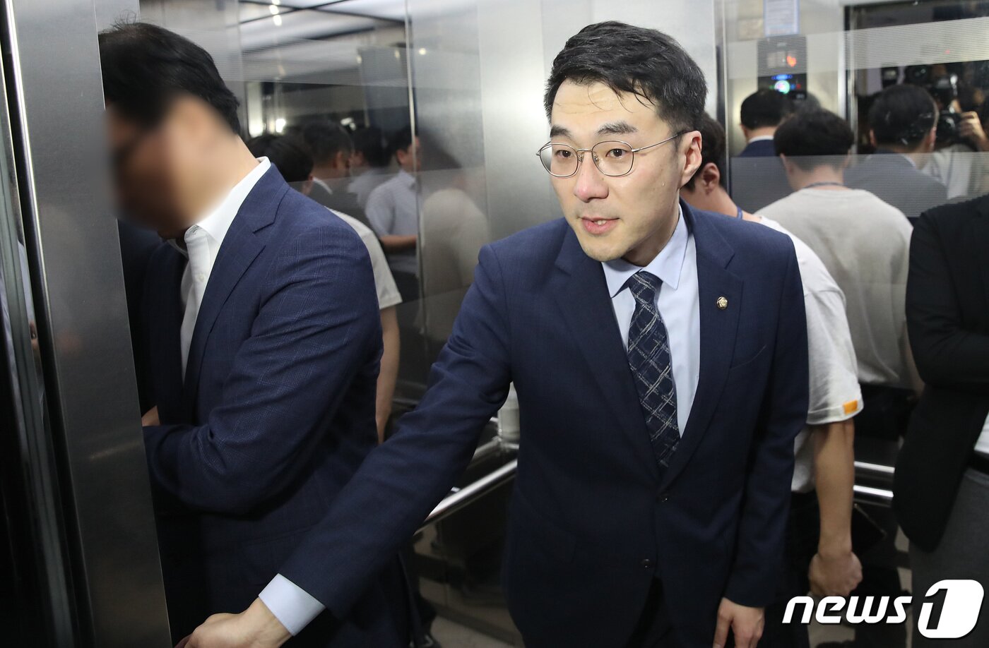 본문 이미지 - 김남국 무소속 의원이 17일 오전 서울 여의도 국회에서 열린 윤리특별위원회 제1소위원회 회의를 마치고 승강기에 오르고 있다. 이날 김 의원은 윤리특위에 출석해 거액의 가상화폐 보유 및 상임위 도중 거래 의혹에 대해 직접 소명했다. 2023.8.17/뉴스1 ⓒ News1 임세영 기자