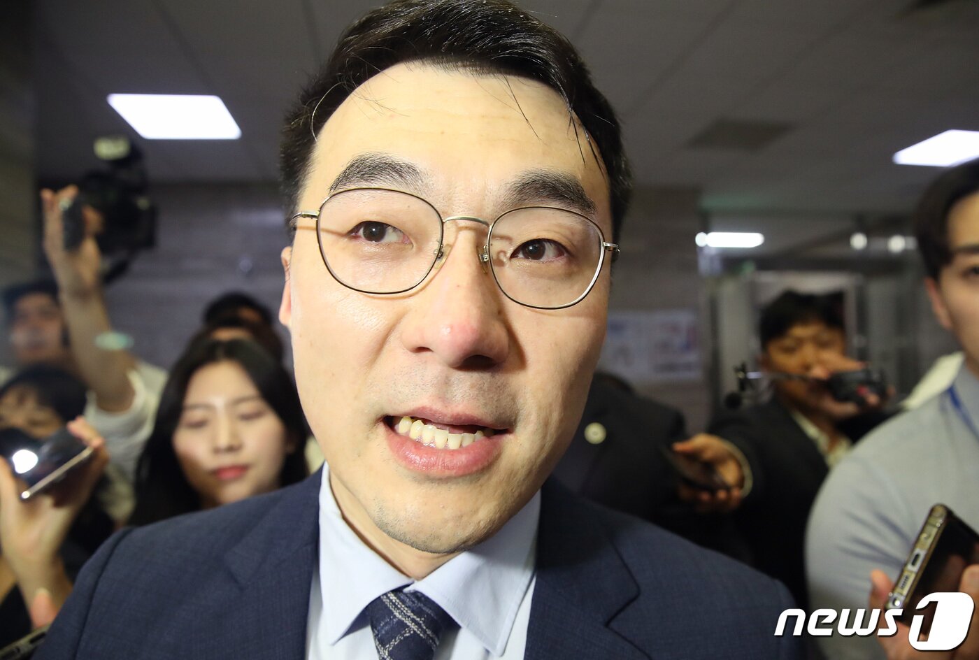 본문 이미지 - 김남국 무소속 의원이 17일 오전 서울 여의도 국회에서 열린 윤리특별위원회 제1소위원회 회의를 마치고 취재진의 질문에 답하고 있다. 이날 김 의원은 윤리특위에 출석해 거액의 가상화폐 보유 및 상임위 도중 거래 의혹에 대해 직접 소명했다. 2023.8.17/뉴스1 ⓒ News1 임세영 기자