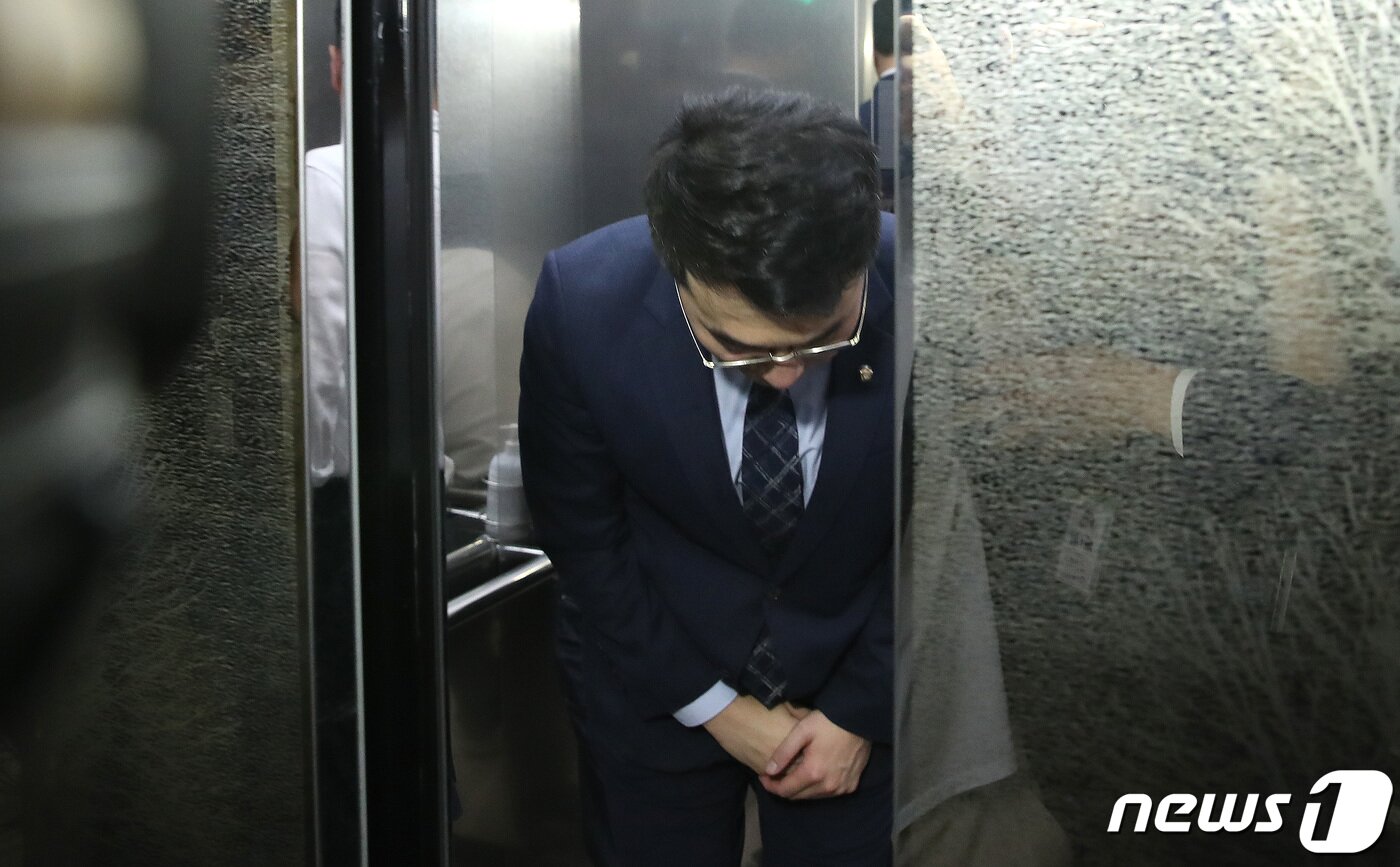 본문 이미지 - 김남국 무소속 의원이 17일 오전 서울 여의도 국회에서 열린 윤리특별위원회 제1소위원회 회의를 마치고 고개 숙여 인사하고 있다.  2023.8.17/뉴스1 ⓒ News1 임세영 기자