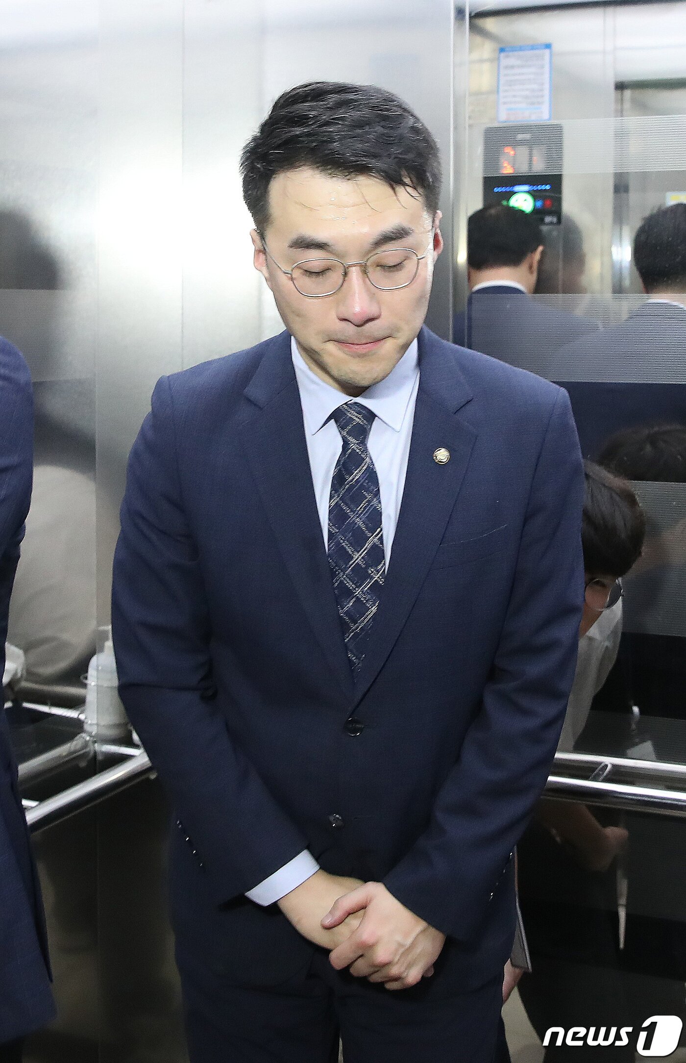 본문 이미지 - 김남국 무소속 의원이 17일 오전 서울 여의도 국회에서 열린 윤리특별위원회 제1소위원회 회의를 마치고 고개 숙여 인사하고 있다.  2023.8.17/뉴스1 ⓒ News1 임세영 기자