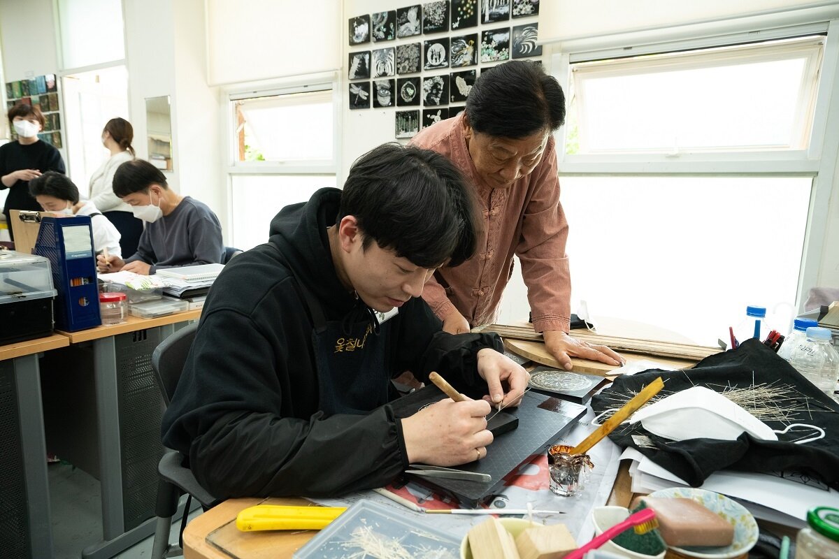 본문 이미지 - 서울특별시 중부·남부기술교육원 남부캠퍼스 옻칠나전과 임충휴 교수(오른쪽)가 교육생(왼쪽)에게 실습 지도를 하는 모습.사진제공=중부·남부기술교육원