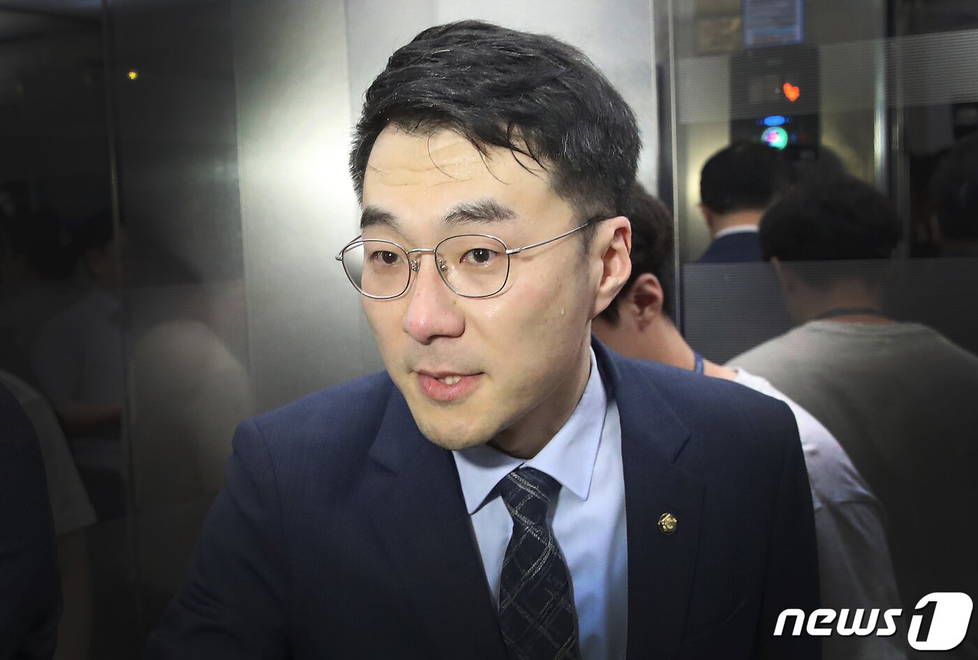 본문 이미지 - 김남국 무소속 의원이 17일 오전 서울 여의도 국회에서 열린 윤리특별위원회 제1소위원회 회의를 마치고 승강기에 오르고 있다. 2023.8.17/뉴스1 