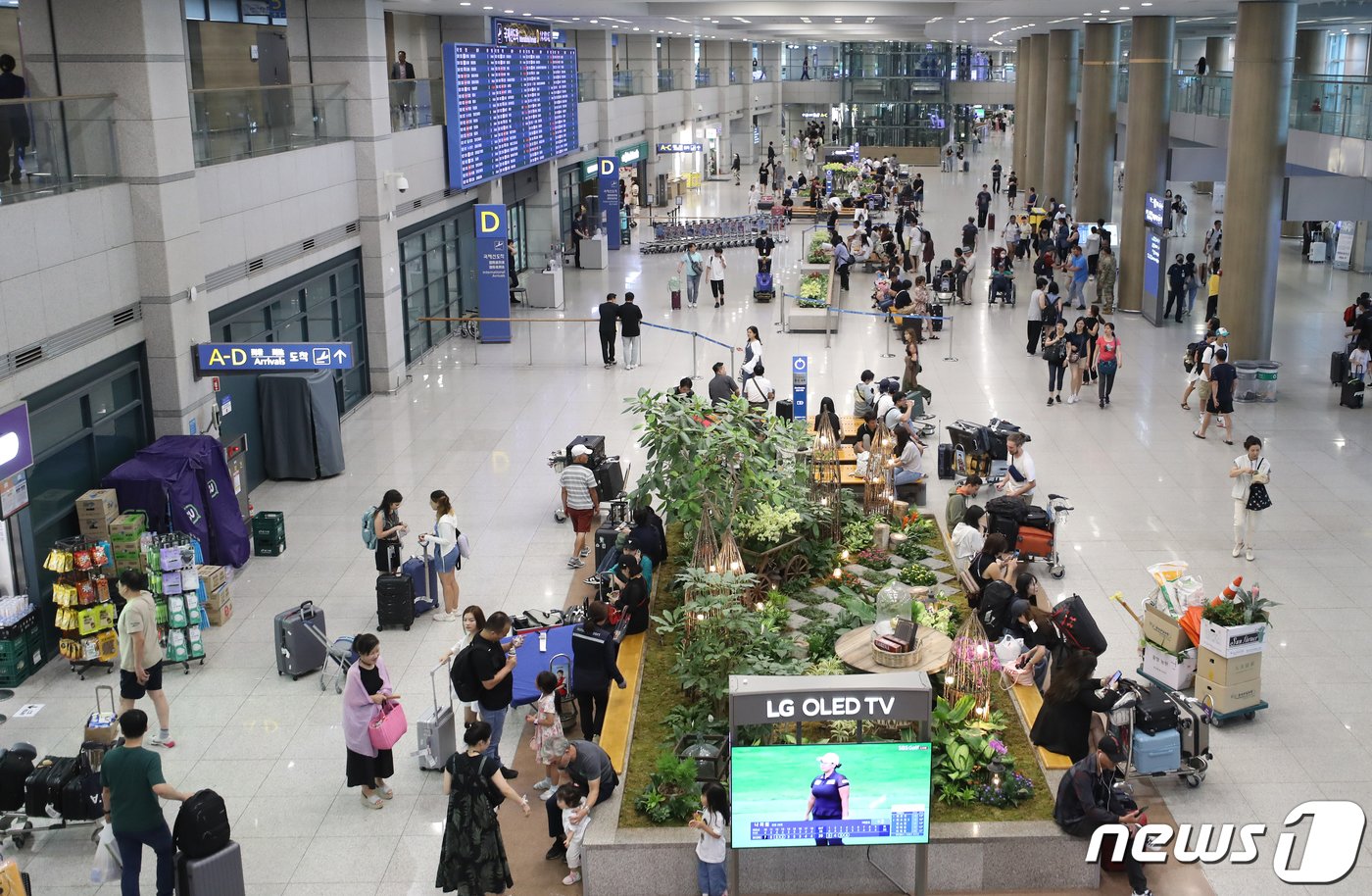본문 이미지 - 17일 오후 인천국제공항 제1터미널 입국장이 해외 입국자 및 환영객 등 이용객들로 붐비고 있다. 인천국제공항공사 지난달 25일부터 이달 15일까지 공항 이용객은 총 396만2천908명으로 코로나19 발생 이전 대비 85%의 이용객을 회복했다고 밝혔다. 2023.8.17/뉴스1 ⓒ News1 장수영 기자