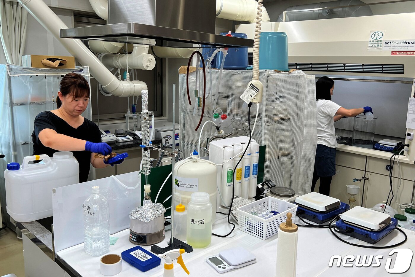 본문 이미지 - 8일 일본 후쿠시마현(県) 이와키시(市) 소재 비영리단체 '이와키 방사능 시민 측정실 타라치네'에서 연구원들이 측정 기계를 다루고 있다. 2023.08.08/ ⓒ 로이터=뉴스1 ⓒ News1 권진영 기자