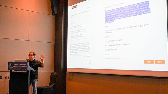 도원철 코난테크놀로지 상무이사가 코난LLM으로 보고서 작성을 시연하고 있다.(코난테크놀로지 제공)/뉴스1