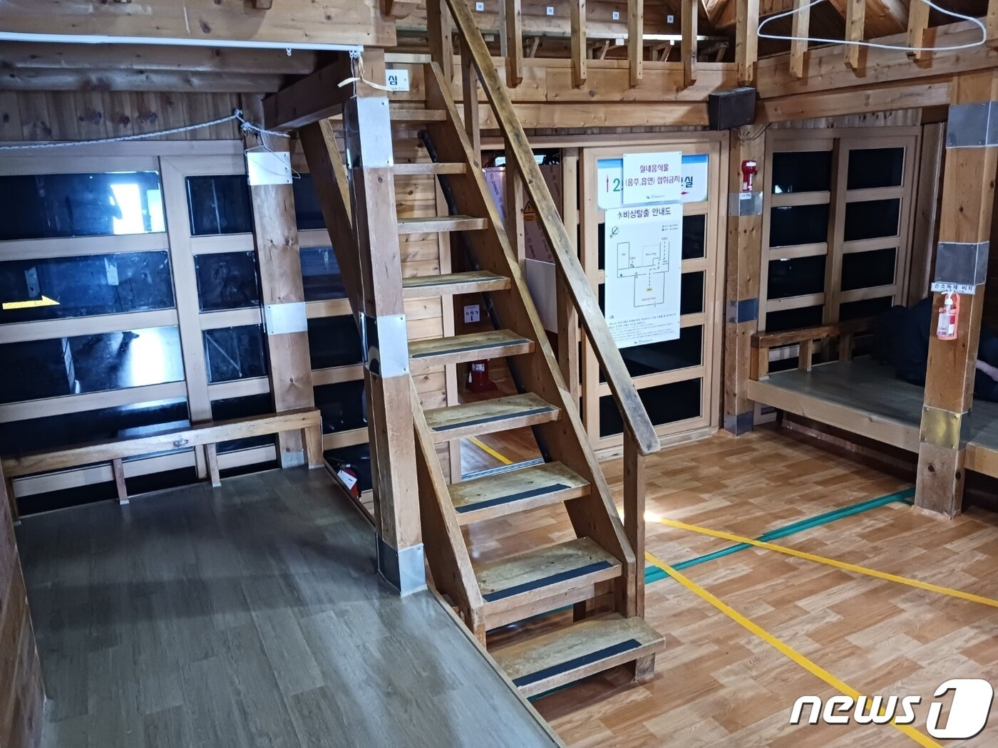 본문 이미지 - 장터목 대피소는 천왕봉 일출을 보려는 사람들이 가장 많이 이용하는 곳이다. 내부엔 각자의 침상과 신발장도 따로 마련돼 있다. 지리산 대피소는 반드시 예약해야 이용 가능하고 보통 1박에 1만3000원 이다. 물과 햇반만 판매한다. ⓒ 뉴스1