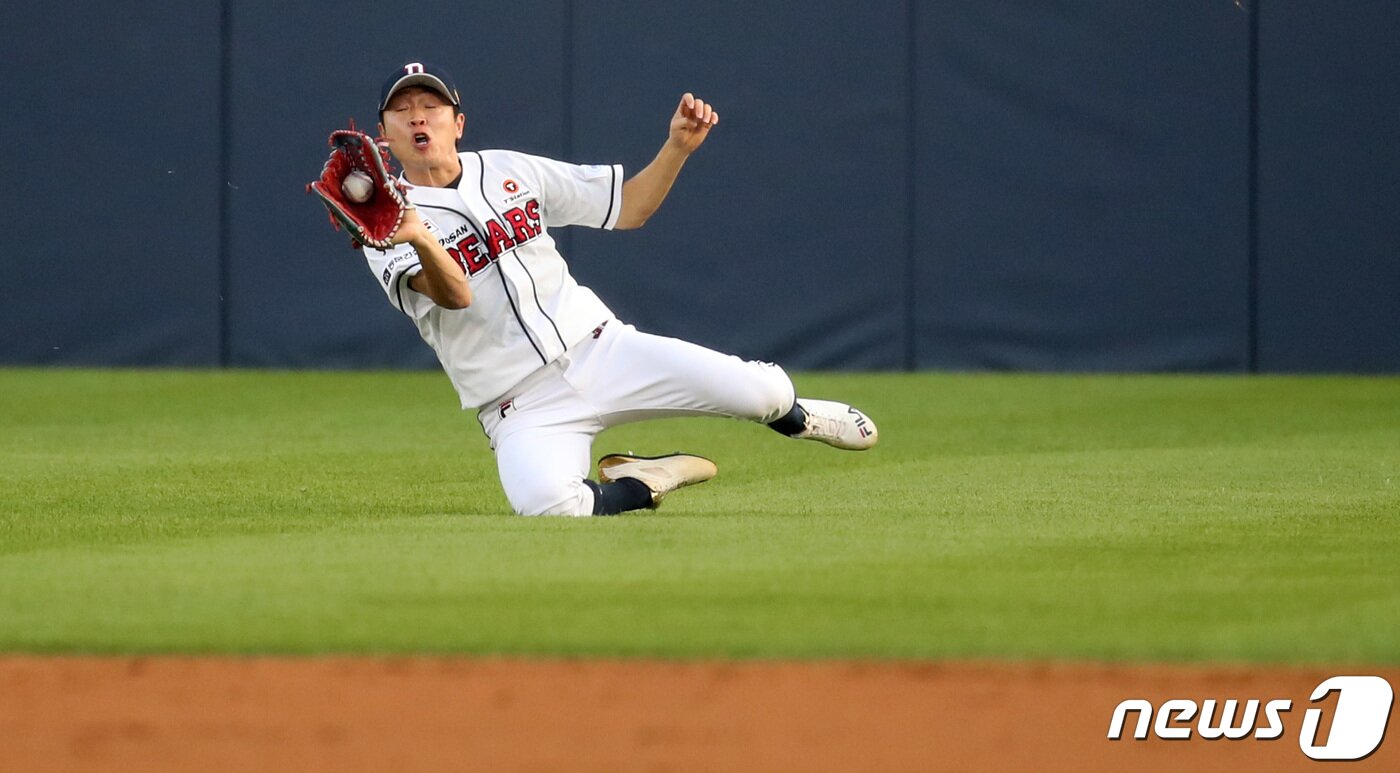 본문 이미지 - 17일 서울 송파구 잠실야구장에서 열린 프로야구 '2023 신한은행 SOL KBO리그' KT 위즈와 두산 베어스의 경기, 두산 중견수 정수빈이 1회초 1사 2루 상황에서 KT 이호연의 중견수 플라이 타구를 호수비 처리하고 있다. 2023.8.17/뉴스1 ⓒ News1 김성진 기자