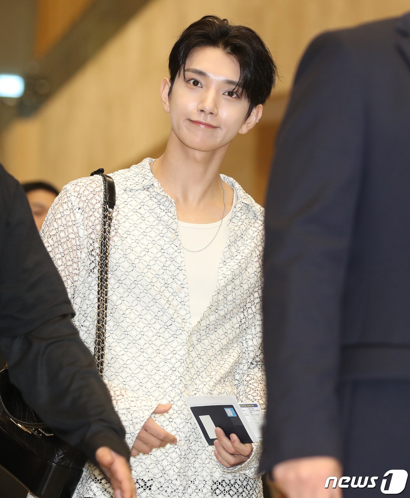 본문 이미지 - 세븐틴 조슈아가 일본 일정을 위해 17일 오후 김포국제공항에 도착해 출국장으로 이동하고 있다. ⓒ News1 권현진 기자