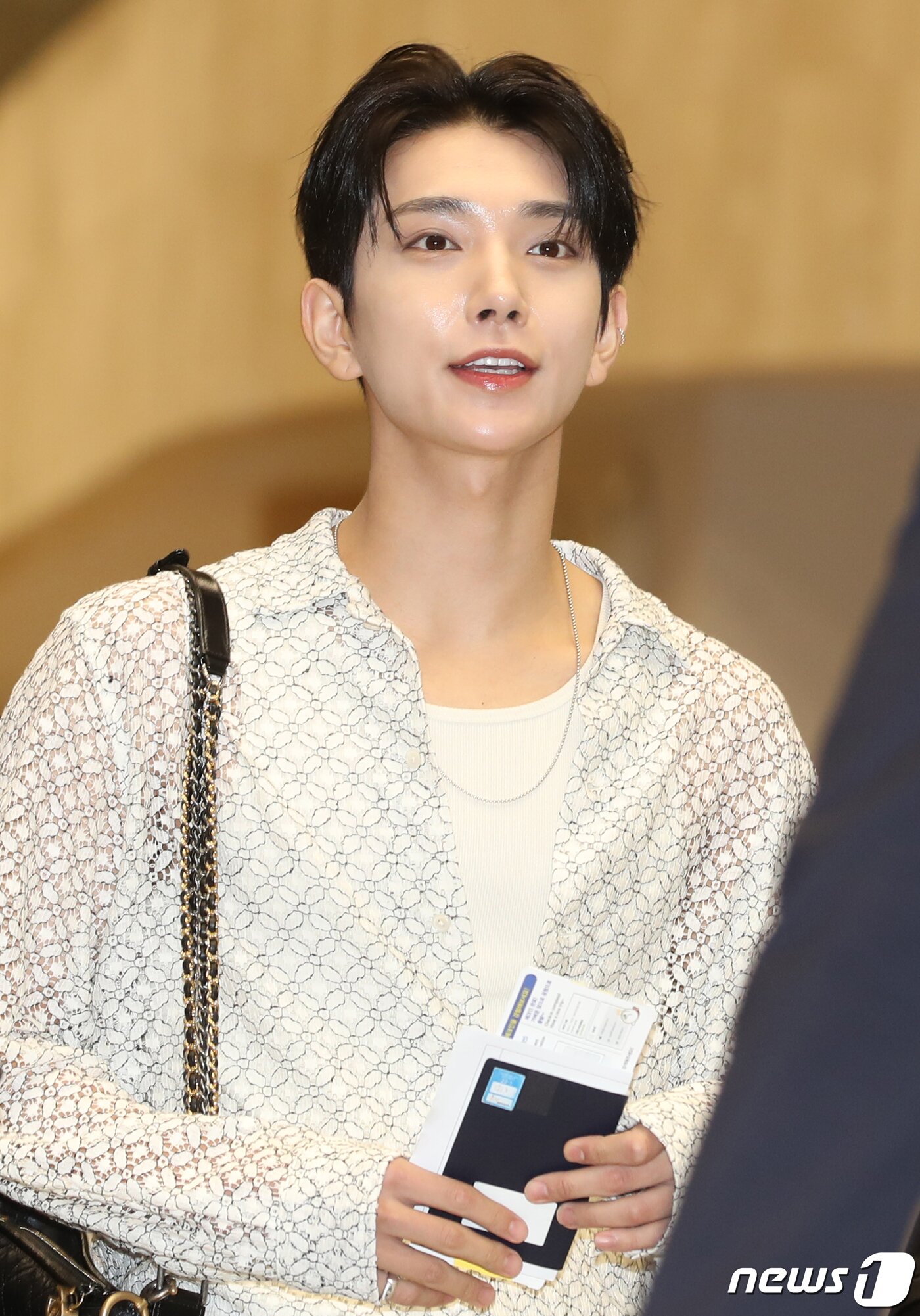 본문 이미지 - 세븐틴 조슈아가 해외 일정을 위해 17일 오후 김포국제공항을 통해 일본으로 출국하고 있다. ⓒ News1 권현진 기자