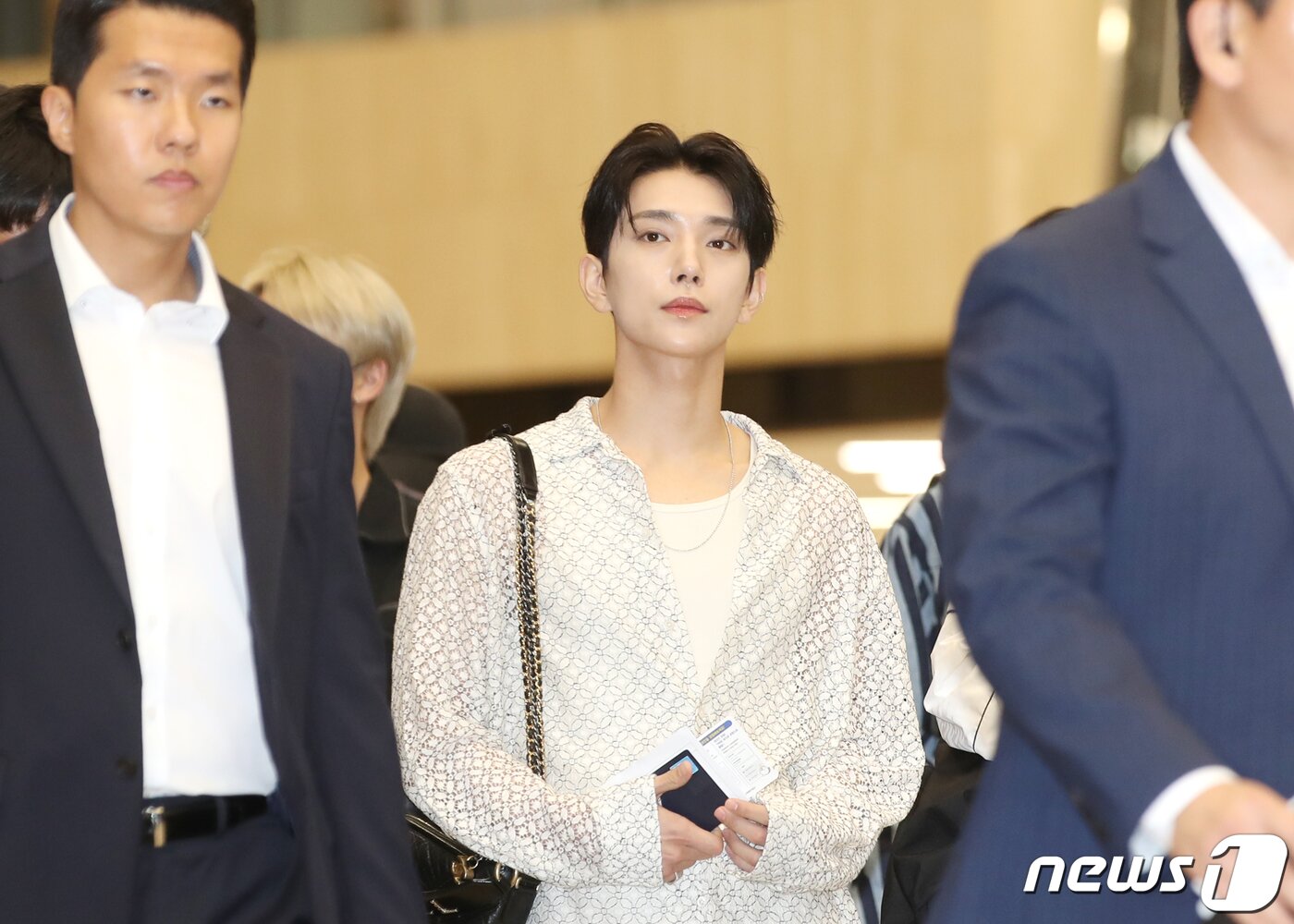 본문 이미지 - 세븐틴 조슈아가 해외 일정을 위해 17일 오후 김포국제공항에 도착해 일본으로 출국하기 위해 이동을 하고 있다. ⓒ News1 권현진 기자