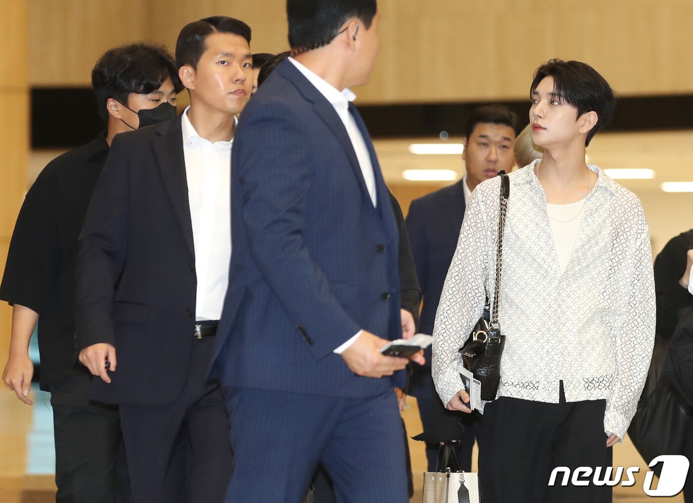 본문 이미지 - 세븐틴 조슈아가 해외 일정을 위해 17일 오후 김포국제공항에 도착해 출국장으로 이동하며 환호하는 팬을 바라보고 있다.  ⓒ News1 권현진 기자