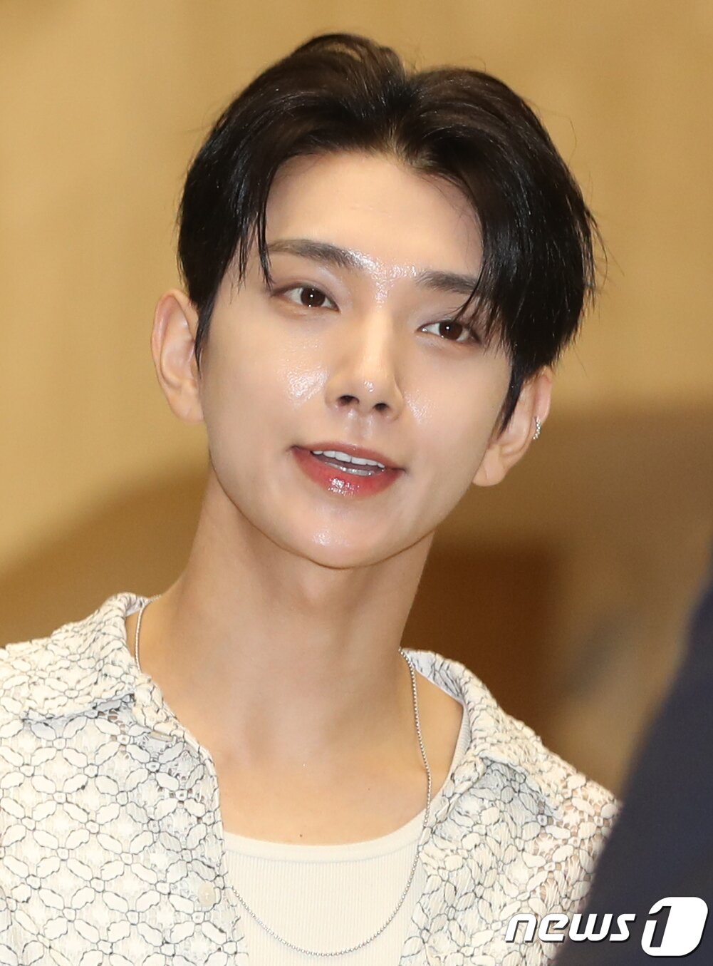 본문 이미지 - 세븐틴 조슈아가 해외 일정을 위해 17일 오후 김포국제공항을 통해 일본으로 출국하고 있다. ⓒ News1 권현진 기자