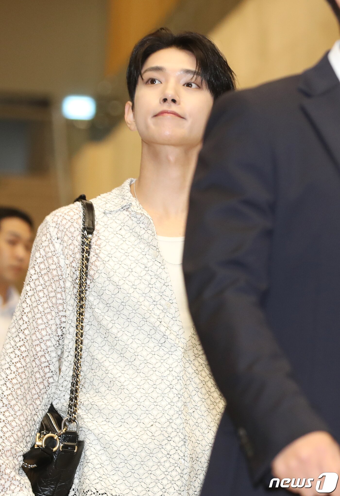 본문 이미지 - 세븐틴 조슈아가 해외 일정을 위해 17일 오후 김포국제공항을 통해 일본으로 출국하고 있다. ⓒ News1 권현진 기자