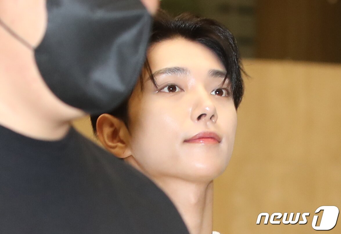 본문 이미지 - 세븐틴 조슈아가 해외 일정을 위해 17일 오후 김포국제공항에 도착해 일본으로 출국하고 있다. ⓒ News1 권현진 기자